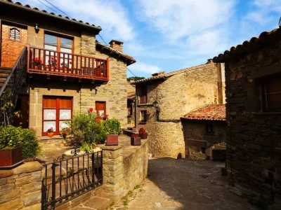 antigua-calle-pueblo-catalan-medieval_1398-3110