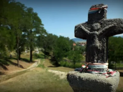 primer-plano-cruz-contra-cielo_1048944-12483844